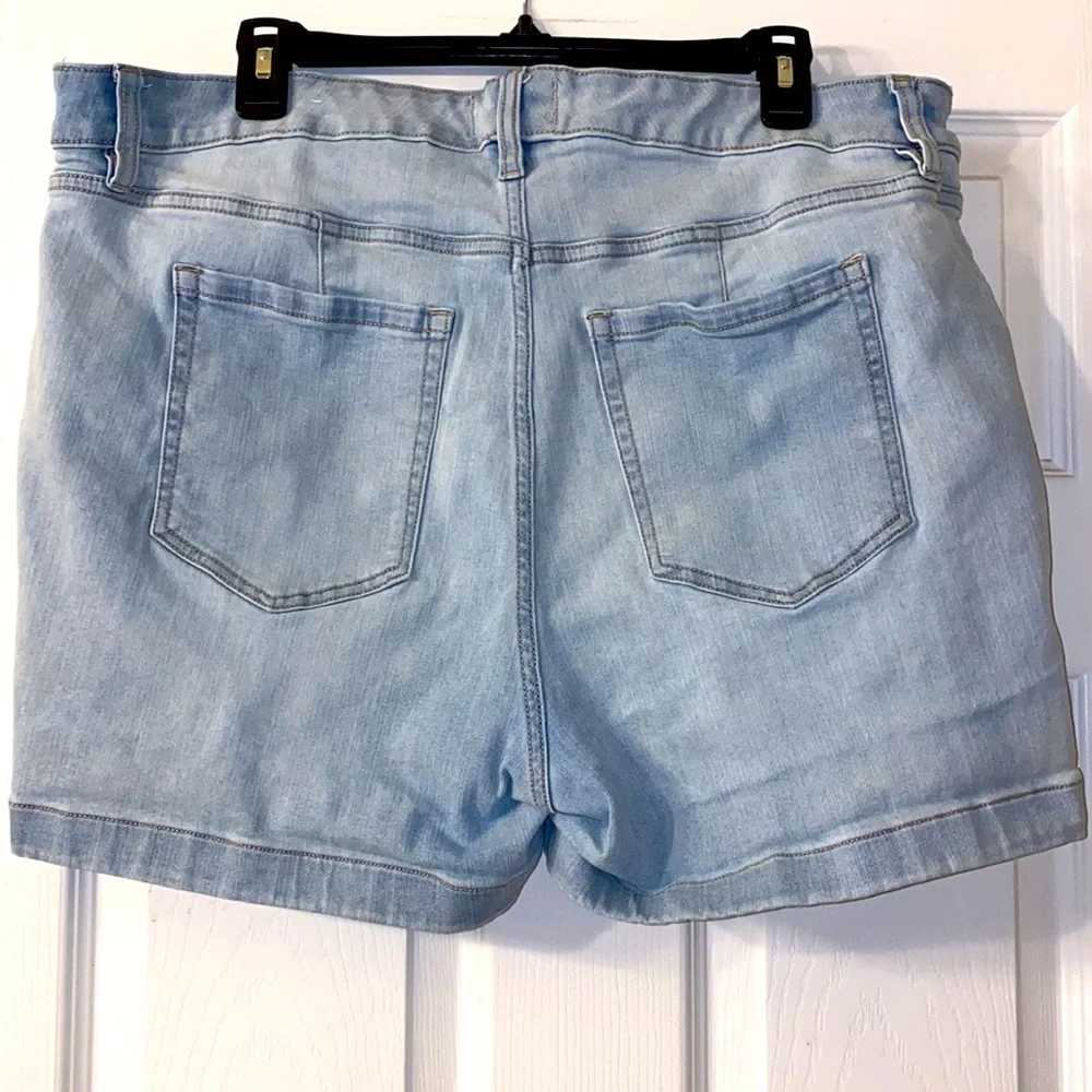 Lane Bryant Mid Rise Flex Magic Waistband Signature Short - Picture 3 of 6